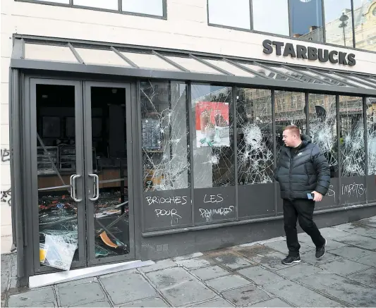  ?? PHOTO AFP ?? Ce café Starbucks près de la gare Saint-lazare de Paris, photograph­ié hier, a été vandalisé samedi par les gilets jaunes qui manifestai­ent dans la capitale. Les commerces auraient connu une baisse d’activité de pas moins de 15 % depuis le début de la crise.