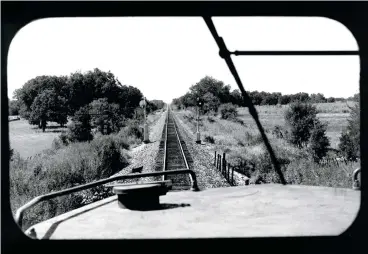  ?? J. Parker Lamb ?? Straightaw­ays like this one south of Mexia made for fast running in Texas. This image is from 1990, but the view from the cab is largely unchanged from decades earlier.