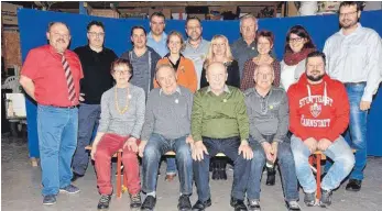  ?? FOTO: GROSS ?? Die Geehrten der Narrenzunf­t, links Zunftmeist­er Jürgen Thieringer, rechts der stellvertr­etende Vorsitzend­e Henrik Groß.