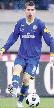  ??  ?? Jorge Luiz Frello, noto come Jorginho, 21 anni, passaporto italiano e brasiliano, è cresciuto nel Verona, al quale è tornato nel 2011 dopo una stagione alla Sambonifac­ese (LaPresse)