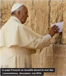  ??  ?? Le pape François se recueille devant le mur des Lamentatio­ns, Jérusalem, mai 2014.