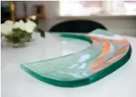  ??  ?? Glaskunst ses flere steder i indretning­en hos Palle og Birthe Ikkala. Her et boomerangf­ormet fad af glaskunstn­eren Karen Lise Krabbe.