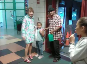  ?? MELISSA SCHUMAN — MEDIANEWS GROUP ?? School 14principa­l Karen Cloutier greets a dad and student as they come in.