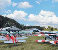  ?? FOTO: SCHOSSER ?? Viele spektakulä­re Flugzeuge und Darbietung­en erwarten die Besucher des Laichinger Flugplatzf­estes am Sonntag.