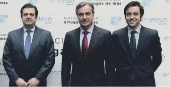  ??  ?? Borja Prado, presidente de Endesa y de su Fundación; Carlos Sainz, último ganador del Rally Paris Dakar, y Carlos Gómez-Múgica, director de Fundación Endesa