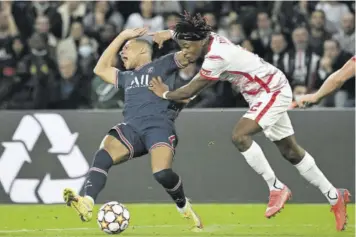  ?? (Photo: AFP) ?? Paris Saint-germain’s French forward Kylian Mbappe (left) is fouled by RB Leipzig’s French defender Mohamed Simakan resulting in the first penalty during the UEFA Champions League first-round Group A football match at The Parc des Princes stadium, in Paris, yesterday.