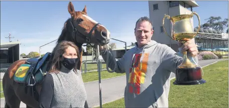  ?? Picture: PAUL CARRACHER ?? UP FOR GRABS: Horsham and District Racing Club manager Charmayne Parry and trainer Paul Preusker, with horse Bruno Stars, prepare for the 2021 Horsham Cup. Preusker will have two runners in the main event, Coin Collector and All Ends Rock.