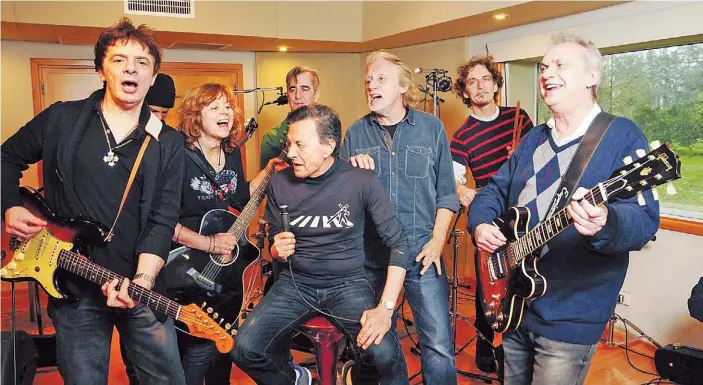  ?? FERNANDO DE LA ORDEN ?? Selección rockera. Juanse, Celeste Carballo, Tweety González, Nito Mestre, Fernando Samalea y David Lebón, durante la grabación de un tema de Palito.