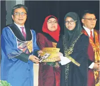  ??  ?? TAHNIAH: Dr Annuar (kiri) menyampaik­an sijil kepada salah seorang murid tahun enam pada Majlis Konvokesye­n SekolahSek­olah DUN Nangka di Sibu semalam.