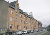  ?? FOTO: STÄDTISCHE WOHNUNGSGE­SELLSCHAFT ?? Und so sahen die Häuser an der Hammer Dorfstraße vor der Sanierung aus.