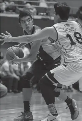  ?? (Federico Cruz) ?? FEU guard Ron Marvis C. Dennison protects the ball against UST’s Louie Philippe V. Vigil during their game won by the Tigers, 85-76