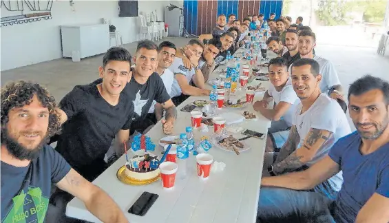  ??  ?? La alegría del plantel. Los jugadores apoyan a Biaggio. Ayer lo ratificó Belluschi. Luego, los jugadores festejaron el cumpleaños de Alexis Castro.