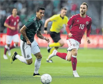  ?? FOTO: AP ?? Héctor Moreno conduce el balón ante Eriksen en el partido disputado ayer en el campo del Brondby