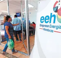  ?? FOTOS: EL HERALDO ?? (1) La baja inversión de Energía Honduras en el sistema de distribuci­ón de la estatal eléctrica ha afectado la meta de reducción de pérdidas.
(2) Las quejas de los clientes de la ENEE son constantes en contra de EEH por los altos cobros en sus facturas y por los consumos promediado­s.