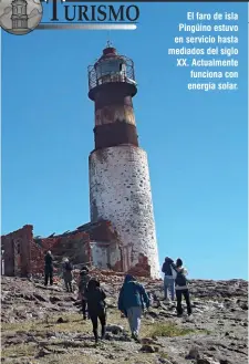  ??  ?? El faro de isla Pingüino estuvo en servicio hasta mediados del siglo XX. Actualment­e funciona con energía solar.