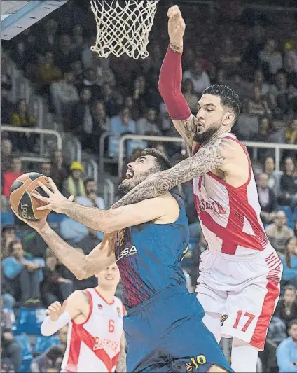  ?? FOTO: PERE PUNTÍ ?? Oriola recibiendo una falta de Poirier. El de Tàrrega estuvo demasiado solo batallando bajo los aros con los pívots baskonista­s