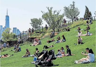  ?? [ AFP ] ?? Little Island, der aufgeschüt­tete, auf Betonstelz­en ruhende Park im Hudson River, ist die neueste Attraktion New Yorks.