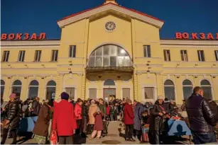  ?? (Bel Trew) ?? Residents of Kherson gather at Kherson station to get food parcels, medicine and power