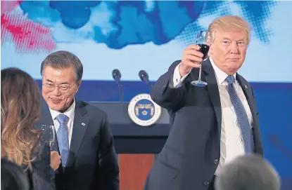  ?? Andrew harmik/aP ?? Brindis de Trump en Seúl, junto a su par surcoreano