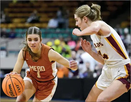  ?? MATTHEW JONAS — STAFF PHOTOGRAPH­ER ?? Mead’s Charlotte Brennan, left, drives around Windsor’s Brooklyn Jiricek on Thursday night in Denver.