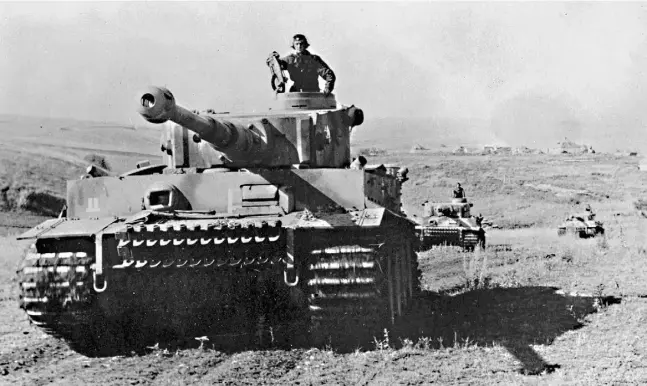  ?? Roger Violet / Gett
y Imag
es ?? A German Panzer VI Tiger — the “Tiger tank” — is seen between Bielgorod and Orel, on the Russian Front, in July 1943 during the Battle of Kursk.