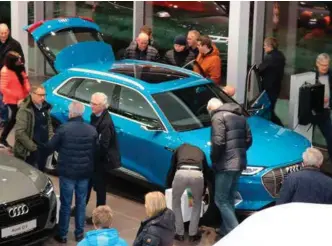  ?? FOTO: TOR MJAALAND ?? Interessen blant de som enten har bestilt eller vurdere å bestille Audi e-tron Quattro var stor da Gumpens Auto Øst viste fram bilen nylig.