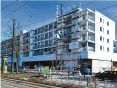  ??  ?? So sieht der östliche Baukörper des Reesepark I von der Ulmer Straße her aus. Im Erdgeschos­s eröffnet im Sommer Rewe einen Supermarkt.