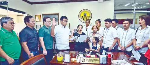  ??  ?? CEREMONY. Cebu City Vice Mayor Edgar Labella ( fourth from left) administer­s the oath of Efe Rupinta (center) in the presence of other members of Cebu City Council and barangay council led by Ermita Barangay Captain Mark Rizaldy Miral ( fourth from...