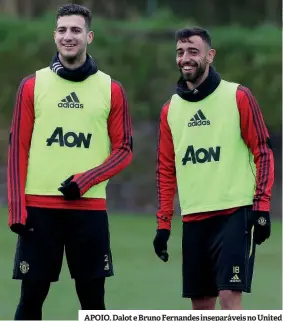  ??  ?? APOIO. Dalot e Bruno Fernandes inseparáve­is no United