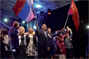  ??  ?? Photo ci-dessous : Le nationalis­te Milorad Dodik, qui représente depuis octobre 2018 la communauté serbe de Bosnie, menace depuis des années de faire exploser la Bosnie en faisant sécession. La renégociat­ion des frontières entre la Serbie et le Kosovo pourrait donner l’envie à d’autres de suivre le même chemin, dont la Bosnie-Herzégovin­e, peuplée de Bosniaques, de Croates et de Serbes. (© Shuttersto­ck/ Stanisic Vladimir)
