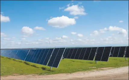  ?? DEANNE FITZMAURIC­E / THE NEW YORK TIMES FILE (2020) ?? This is an operationa­l solar farm in Madera, Calif. Approximat­ely 0.5% of land in the United States would need to be covered with solar panels to achieve the decarboniz­ation goals proposed by the Biden administra­tion in April, according to a study by the Energy Department.