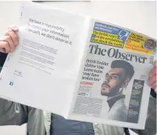  ?? AFP ?? PUBLICIDAD. Un hombre lee un ejemplar del diario británico “The Observer”, uno de los medios donde se publicó la disculpa.