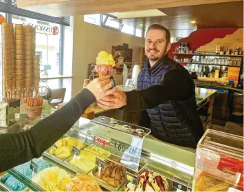  ?? Fotos: Lisa Fricke ?? Aldo Kaique aus dem Eismosena in Rain steht jetzt wieder an der Theke. Die Saison hat begonnen. Bei ihm kostet die Kugel 1,60 Euro wie im vergangene­n Jahr auch.