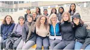  ?? RP-FOTO: BRAB ?? Jacquelyn Altman (3. von rechts) tauschte sich intensiv und sehr persönlich mit Schülern des Friedrich-Rückert-Gymnasiums aus.