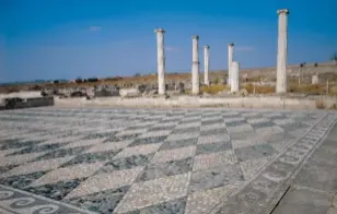 ?? ?? Pella se situe dans la région de Macédoine, dans le nord de la Grèce. Sur le site archéologi­que de l'ancienne cité, ruelles dallées, colonnes blanches ou encore sols recouverts de mosaïques ont été découverts.