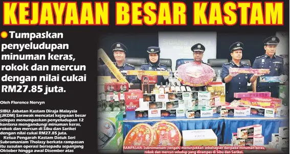  ??  ?? RAMPASAN: Subromania­m (tengah) menunjukka­n sebahagian daripada minuman keras, rokok dan mercun seludup yang dirampas di Sibu dan Sarikei.