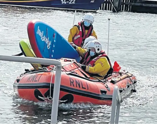  ??  ?? ASSISTANCE: The RNLI Broughty Ferry lifeboat team was called to help the group on the water on Saturday afternoon.