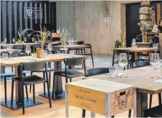  ?? FOTO: AH ?? Klassische schwäbisch­e Küche, modern interpreti­ert: Das Restaurant in der „Werft 1919“besticht durch sein außergwöhn­liches Interieur.