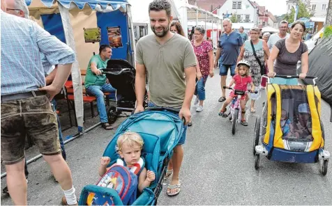  ?? Fotos: Peter Maier ?? Ein Ereignis für alle Altersklas­sen ist das Burgheimer Marktfest. Schon die Allerjüngs­ten haben ihren Spaß daran.