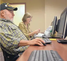  ?? GREG SORBER/JOURNAL ?? Mike Gutierrez left, and Cynthia Cole, both of Albuquerqu­e, work in the computer lab of the North Valley Senior Center.