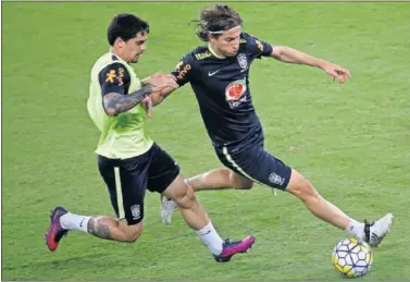  ??  ?? INTERNACIO­NAL. Su gran momento de forma convierte a Filipe en intocable de la selección de Brasil.