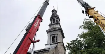  ?? PHOTO DOMINIQUE LELIÈVRE ?? Une opération d’envergure a débuté hier matin pour sauver le clocher de l’église Saint-sauveur qui menace de s’écrouler depuis le début de la semaine.