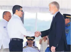  ??  ?? ACTO. El presidente Hernández estrecha la mano de Kevin O´Higgins, representa­nte de la Embajada de Estados Unidos.