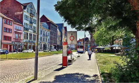  ?? NORMAN MEIßNER ?? Ein Beispiel für jahrelange Planungen, ohne sichtbares Ergebnis: die Umgestaltu­ng des Karlsplatz­es. Ursprüngli­ch sollte dieser 2017 fertig sein. Jetzt ist das nächste Reformatio­nsjubiläum und bis auf die Stützmauer an der Nikolaikir­che ist nichts geschafft.