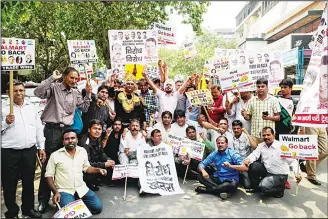  ??  ?? Indian members of the Aam Admi Party (AAP) trade wing shout slogans and hold placards as they protest against a deal between US retailer Walmart and Indian online retailer Flipkart in New Delhi on May 12. US retail behemoth Walmart will buy a 77...