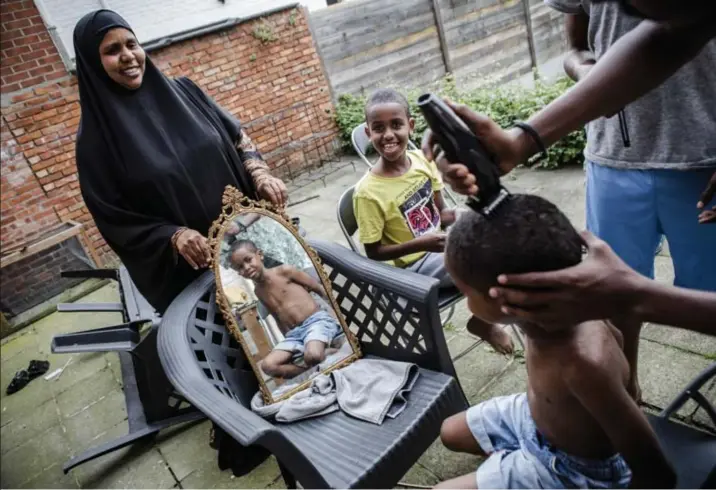  ?? © Wim Kempenaers ?? Sadia Hussein (38) baarde haar twee zoontjes Abdirahman (9) en Abdirahim (6) in een Somalisch vluchtelin­genkamp.