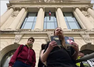  ??  ?? Alexander Samuel, cet enseignant qui enquête sur la nocivité des gaz lacrymogèn­es lors des manifestat­ions de « gilets jaunes », est sorti le premier de deux jours de garde à vue, libre et hors de cause. Remonté, il montre les livres saisis lors des perquisiti­ons à son domicile. (Photo C. C.)