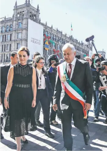  ??  ?? ► López Obrador y su esposa a su llegada ayer al Palacio Nacional.