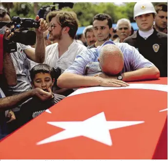  ??  ?? Trauer und Wut wachsen auf beiden Seiten, wie beim Begräbnis eines von der PKK getöten Polizisten