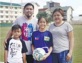  ?? SUNSTAR FOTO / ALEX BADAYOS ?? FOOTBALL FAMILY. Jelena Ignacio Soon with parents John and Lotlot and brother Lleyton John. It was her mother who prodded her to take up the sport at seven, while her father John serves as her support crew during tournament­s in and outside Cebu.